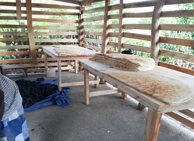 Grande cassave molle à l'atelier-entreprise de Descalvaire