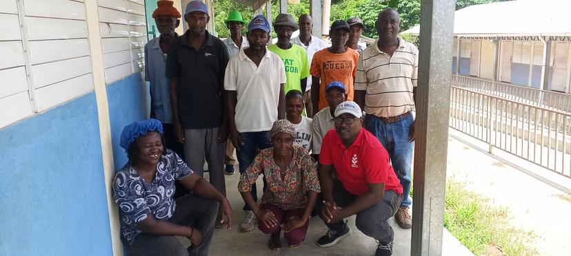 Groupe de planteurs de manioc à Laguamite en formation à l'école nationale de Laguamite